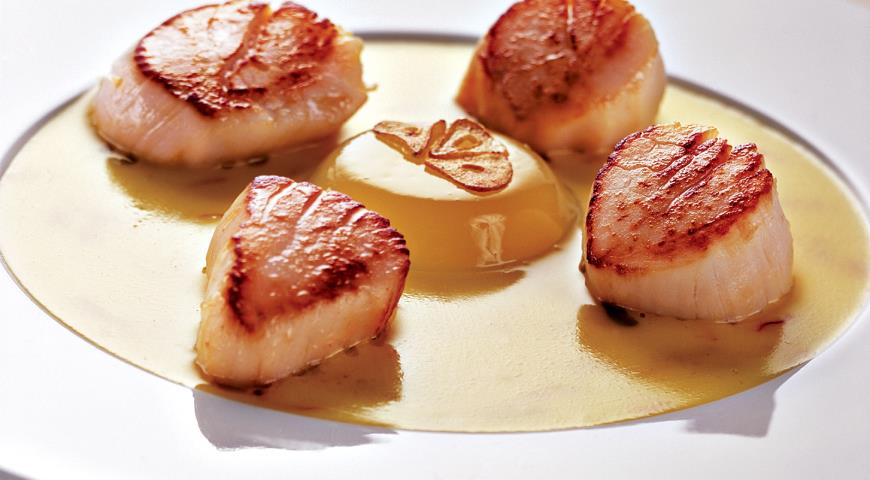 морские гребешки с зеленым соусом чили
