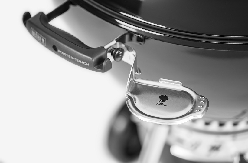 Гриль-барбекю угольный Weber Master-Touch Premium E-5770, 57 см, черный.